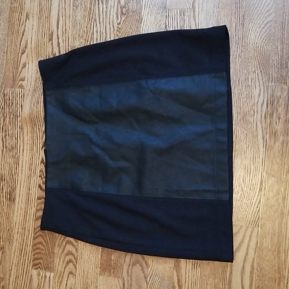 (29/8) Banana Republic Faux Leather Strip Black Mini Evening Datenight Classic